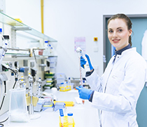 Assistenzärztin Dr. Miriam Mengoni im Labor 